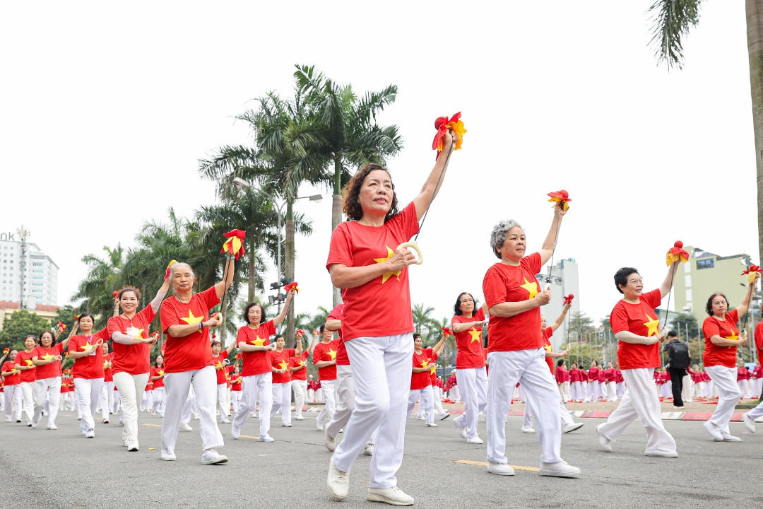 Mãn nhãn màn đồng diễn của gần 3.000 người cao tuổi cùng Vinamilk Sure
