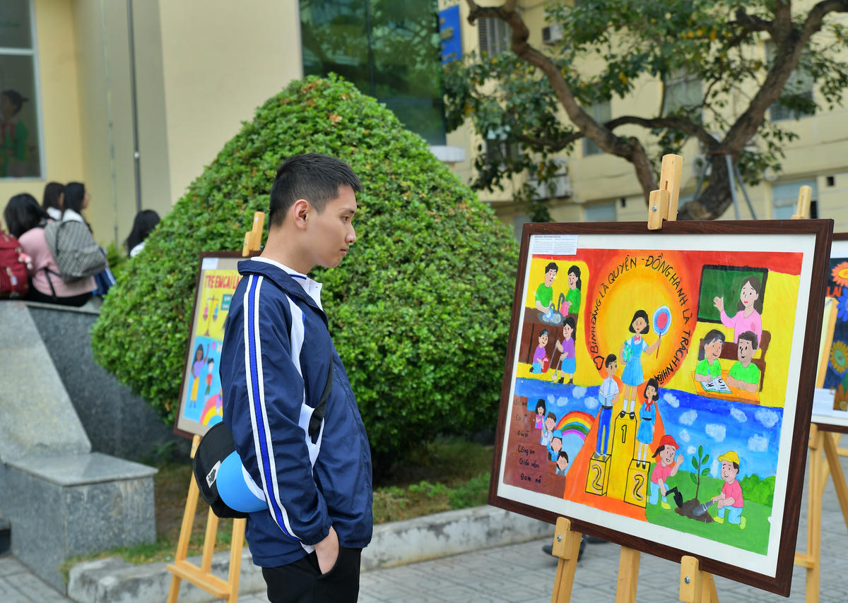 Trong khuôn khổ sự kiện, hoạt động trưng bày các bức tranh tuyên truyền về bình đẳng giới cũng được tổ chức, góp phần lan tỏa thông điệp tích cực và nâng cao nhận thức trong cộng đồng..