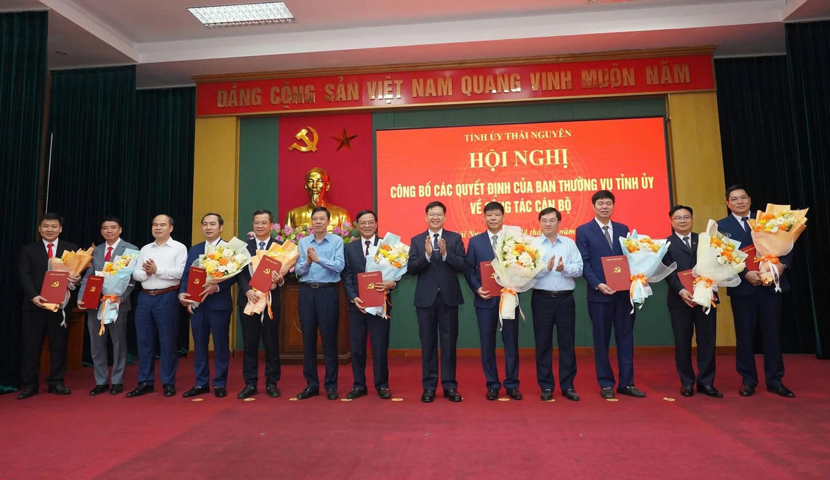 Ông Đinh Quang Tuyên - Phó Bí thư Tỉnh ủy, Chủ tịch Ủy ban MTTQ Việt Nam tỉnh Thái Nguyên trao quyết định và tặng hoa chúc mừng các cán bộ luân chuyển. Ảnh: Nguyễn Toán.