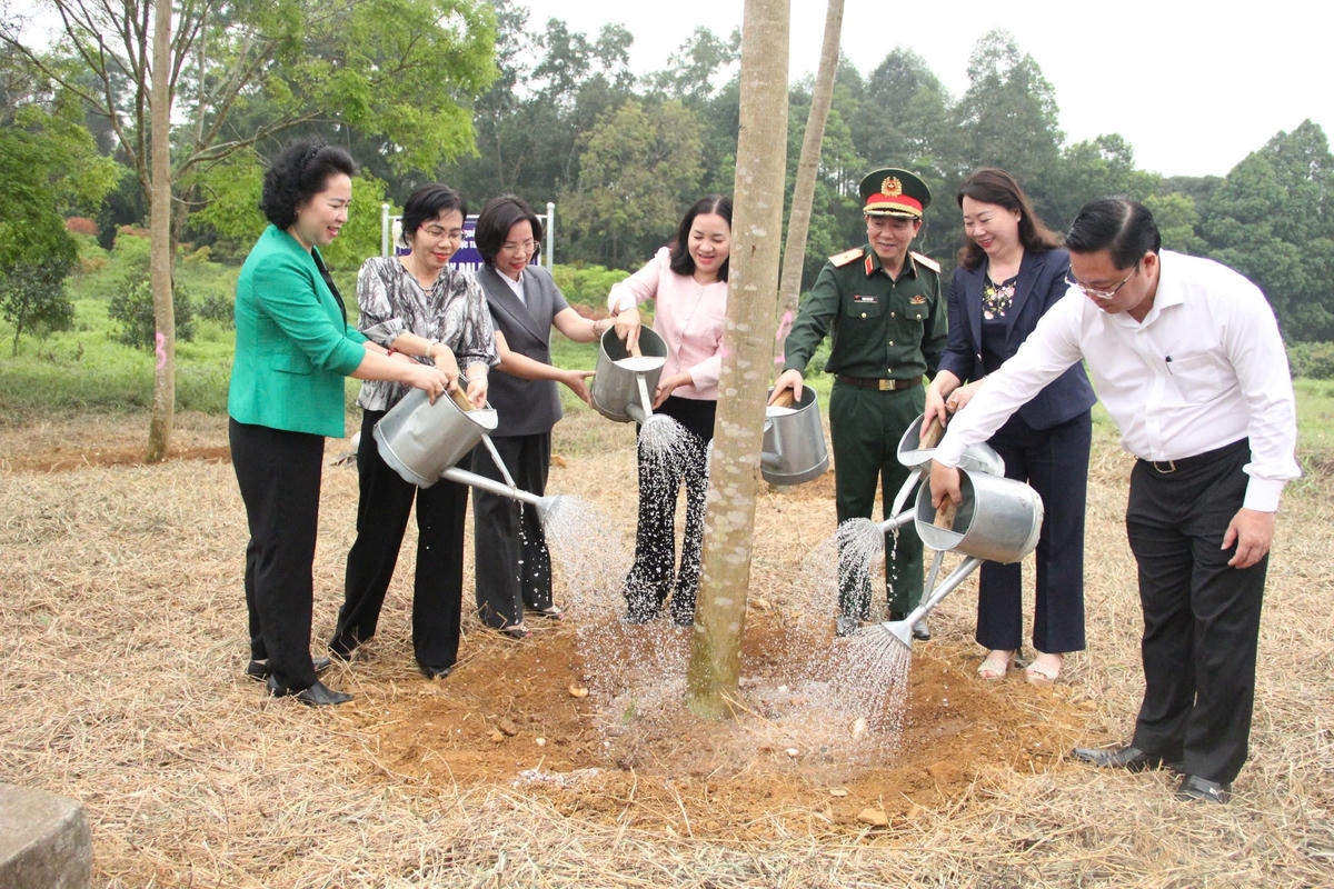 Các đơn vị thuộc Cụm thi đua cùng nhau trồng cây đại đoàn kết tại Khu Di tích K9, xã Bất Bạt, TP Hà Nội. Ảnh: PV