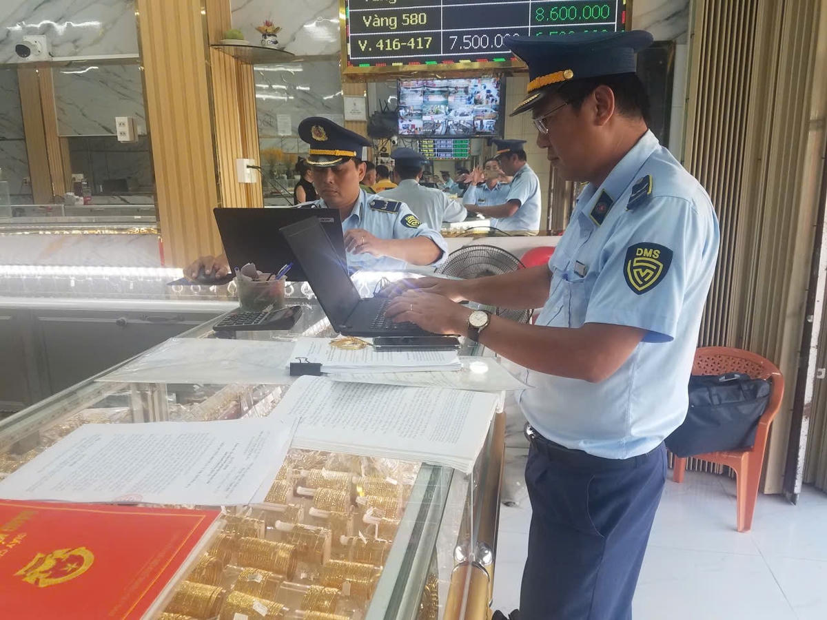 Lực lượng QLTT Đồng Tháp đang kiểm tra tại một cửa hang kinh doanh vàng trên địa bàn tỉnh. Ảnh: QLTT cung cấp.