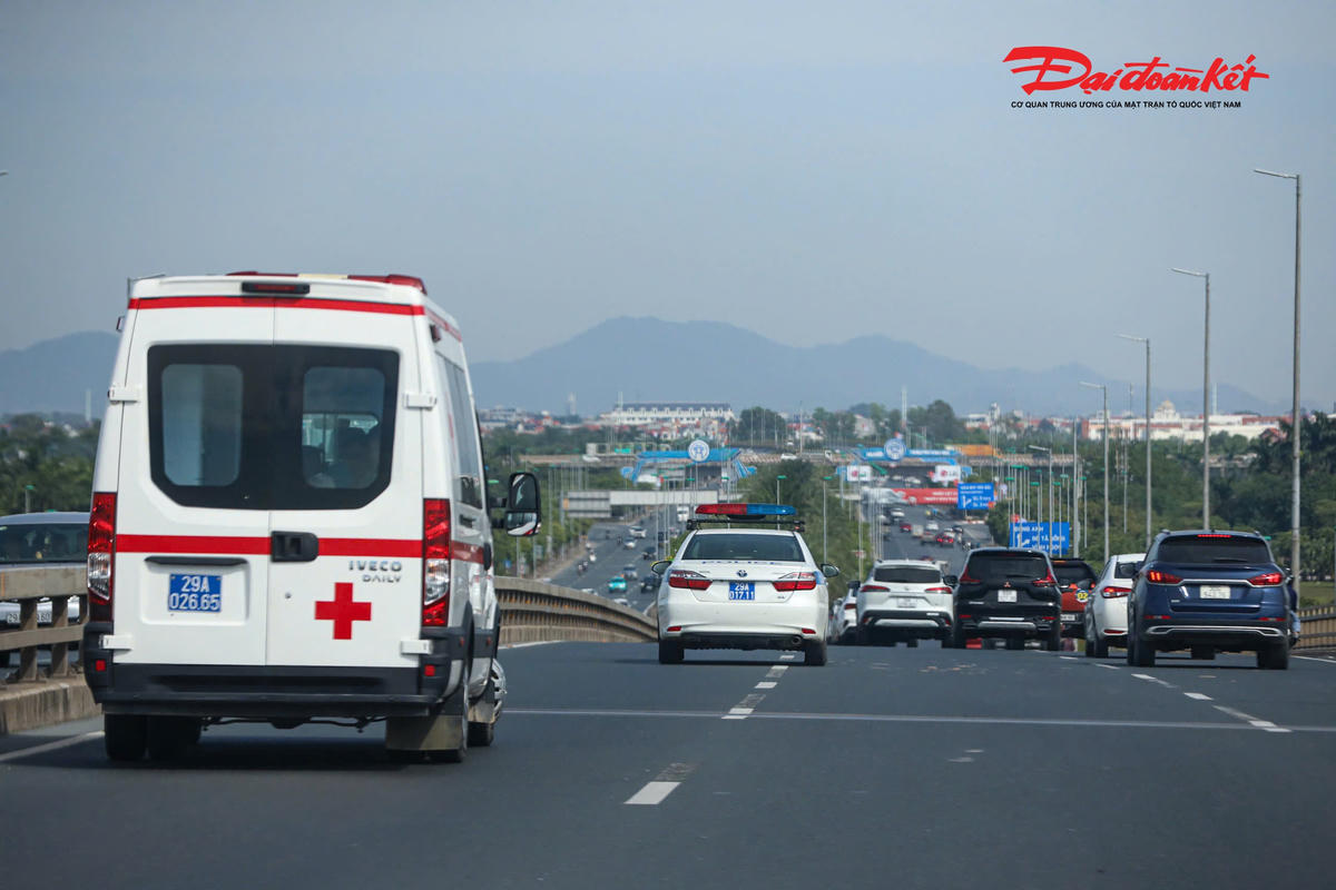 Khi thấy ô tô cứu thương phát tín hiệu ưu tiên các tài xế cần giảm tốc độ, nhường đường.