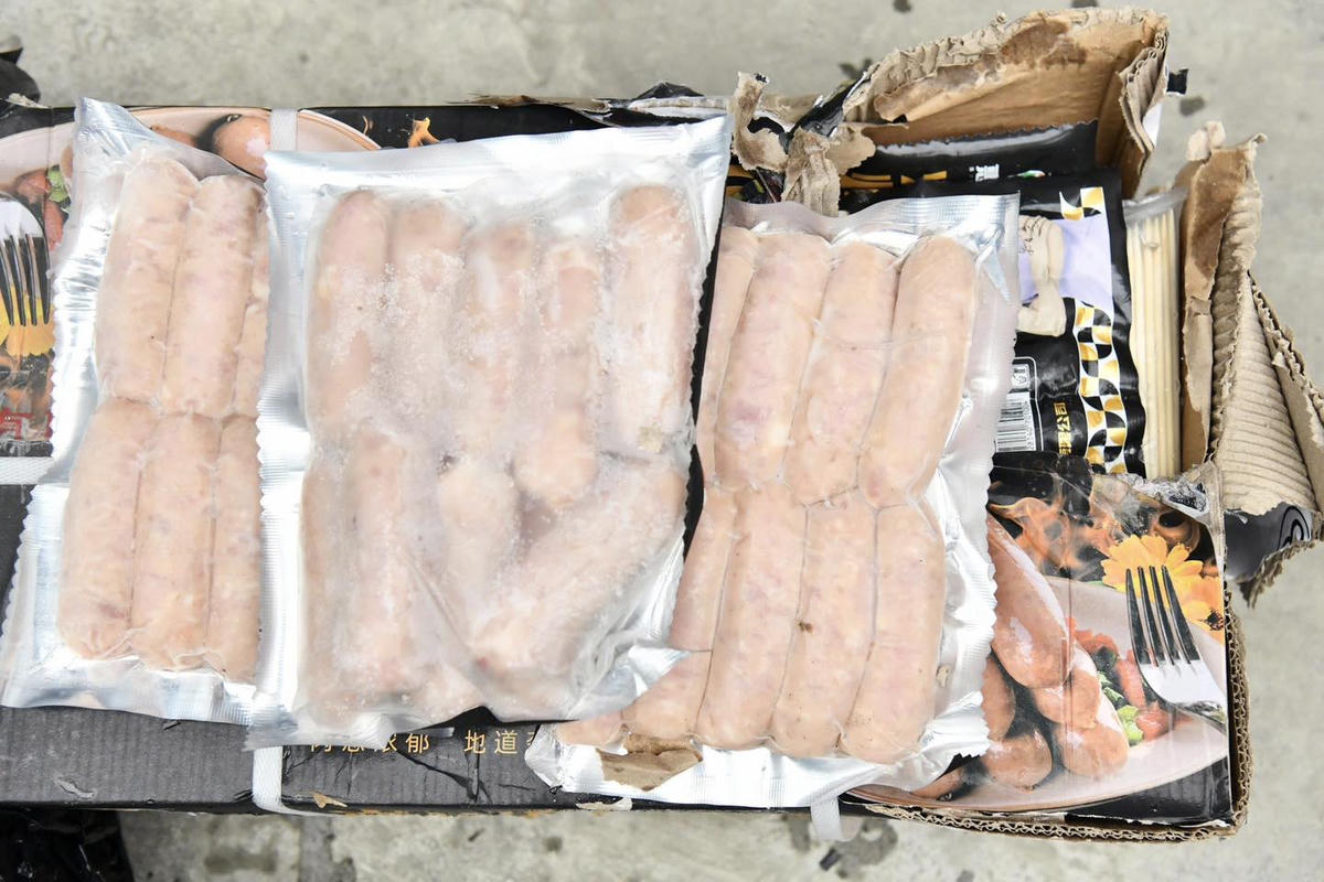 Số lạp xưởng “ba không” bị phát hiện. Ảnh: Công an tỉnh Tuyên Quang.