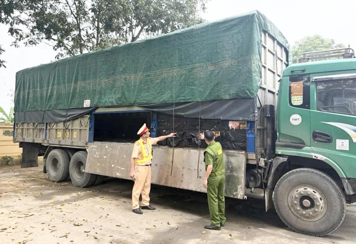 Phương tiện vận chuyển thực phẩm đông lạnh “3 không”. Ảnh: Công an tỉnh Tuyên Quang.