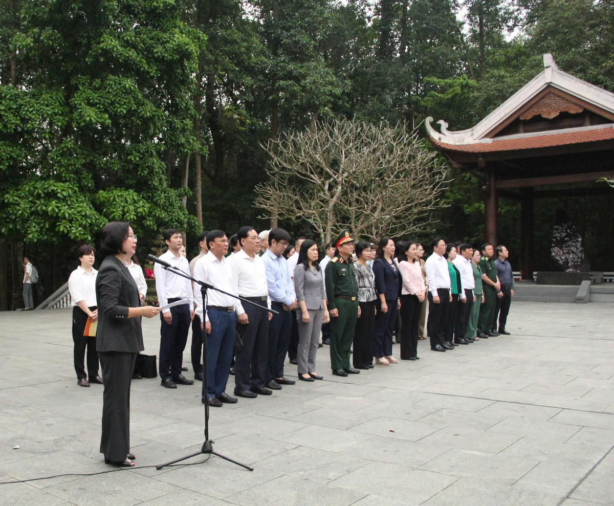 Các đơn vị trong Cụm thi đua thực hiện nghi lễ Báo công dâng Bác. Ảnh: PV