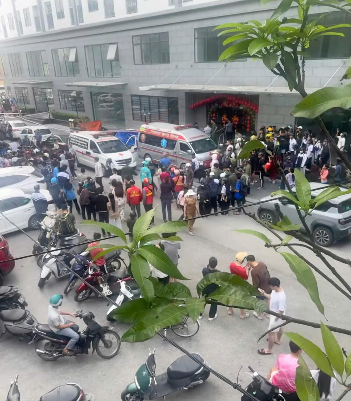 Rời từ tầng cao của chung cư, một phụ nữ tử vong