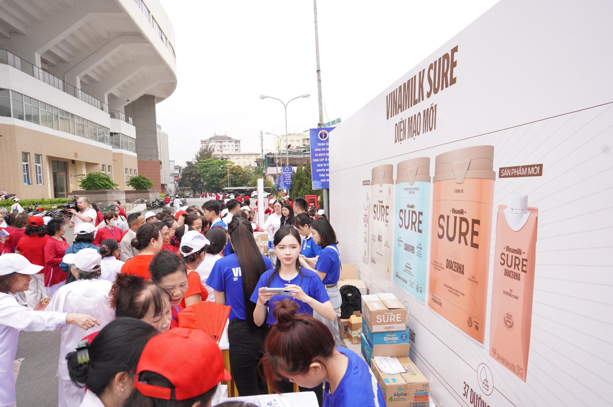 Trong không khí sôi động của ngày hội, khu vực tư vấn dinh dưỡng của Vinamilk Sure thu hút đông đảo người cao tuổi dừng chân. Tại đây, các chuyên gia đến từ Vinamilk chia sẻ về chăm sóc sức khỏe chủ động ở tuổi trung niên và cao tuổi, đồng thời tiếp sức cho người tham gia qua các sản phẩm dinh dưỡng phù hợp như sữa đậu nành, sữa tươi, sữa chua ăn.