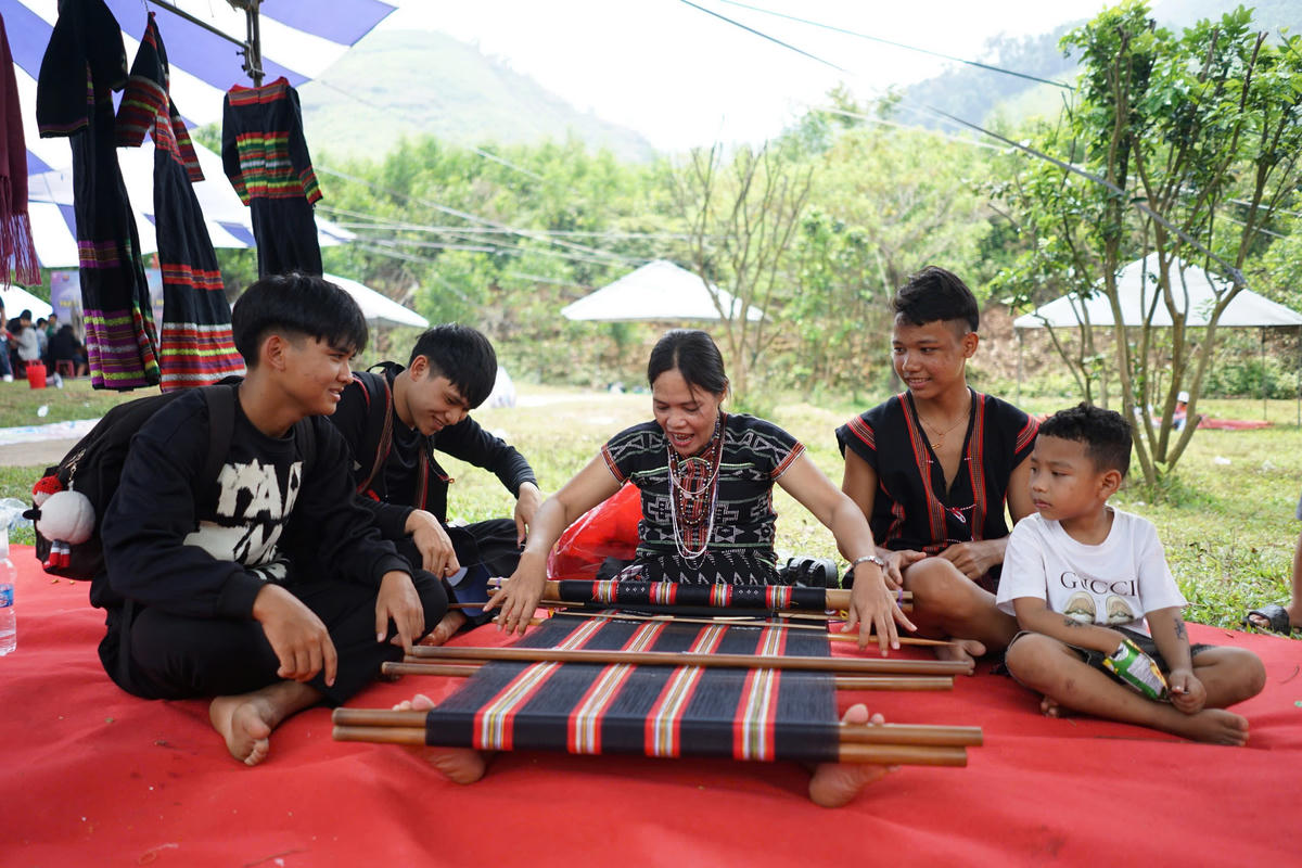 Học sinh tìm hiểu nghề dệt của đồng bào cơ Tu. Ảnh: CV.. 