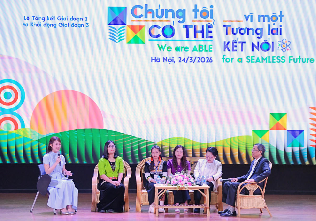 Thành viên và một số đại diện cùng nhau nhìn lại hành trình đã qua của dự án.