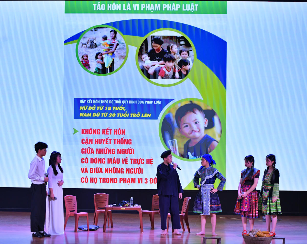 Tiểu phẩm do học sinh Trường THCS Hợp Giao (Cao Bằng) biểu diễn, truyền tải thông điệp về bình đẳng giới, góp phần nâng cao nhận thức, đẩy lùi tình trạng tảo hôn và hôn nhân cận huyết trong cộng đồng..