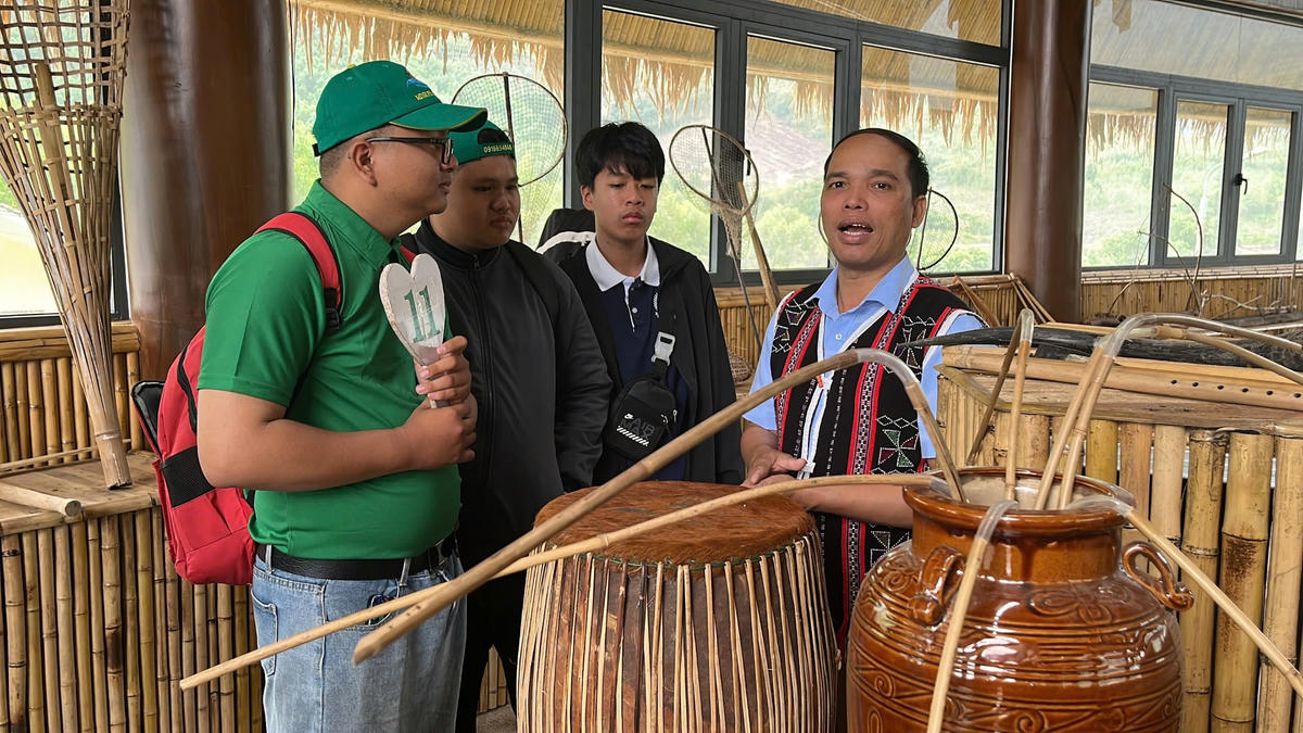 Học sinh tìm hiểu văn hóa đồng bào cơ Tu. Ảnh: CV.