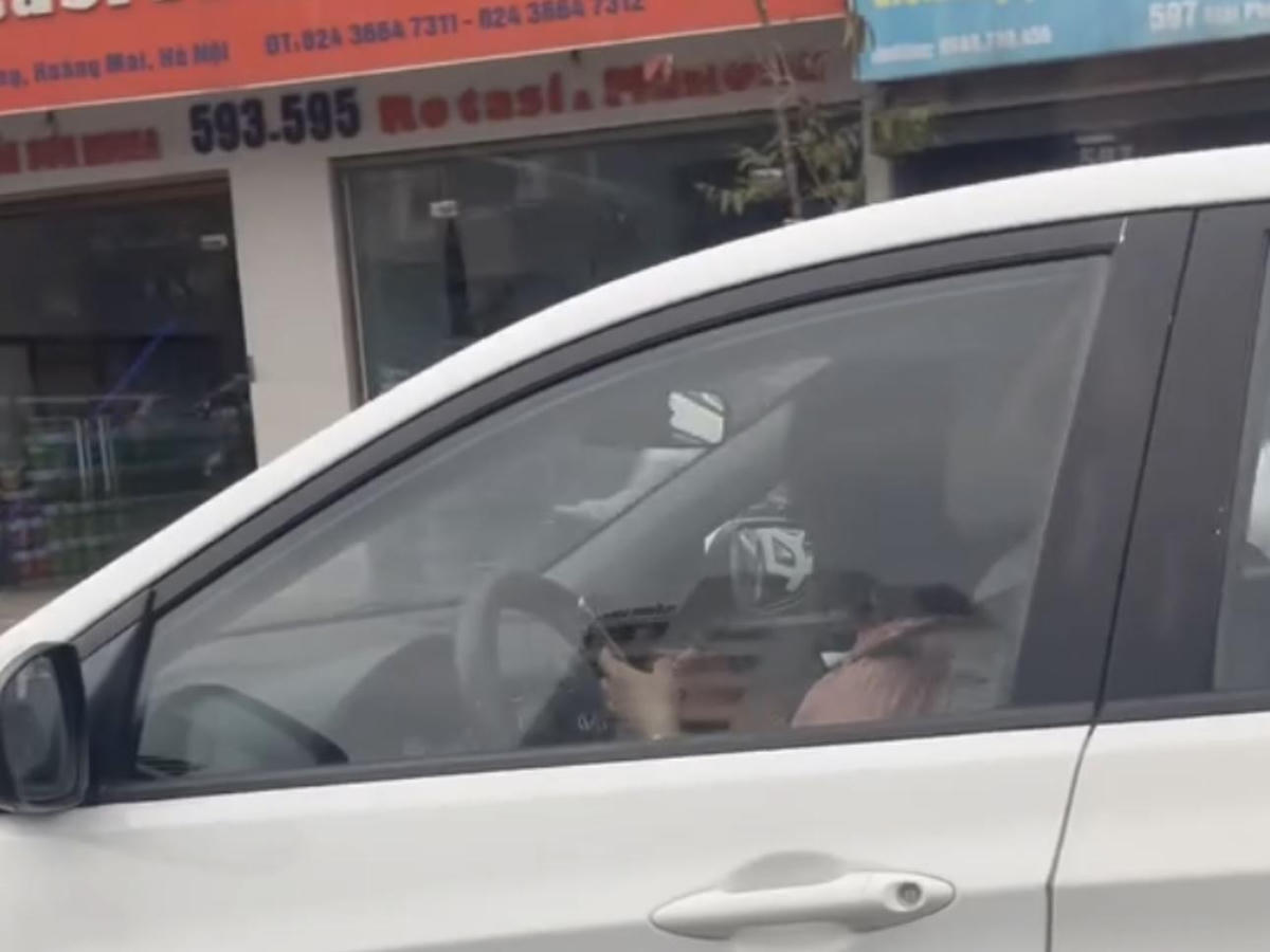 Hình ảnh nữ tài xế vừa lái xe, vừa sử dụng điện thoại được người dân đăng tải trên MXH.