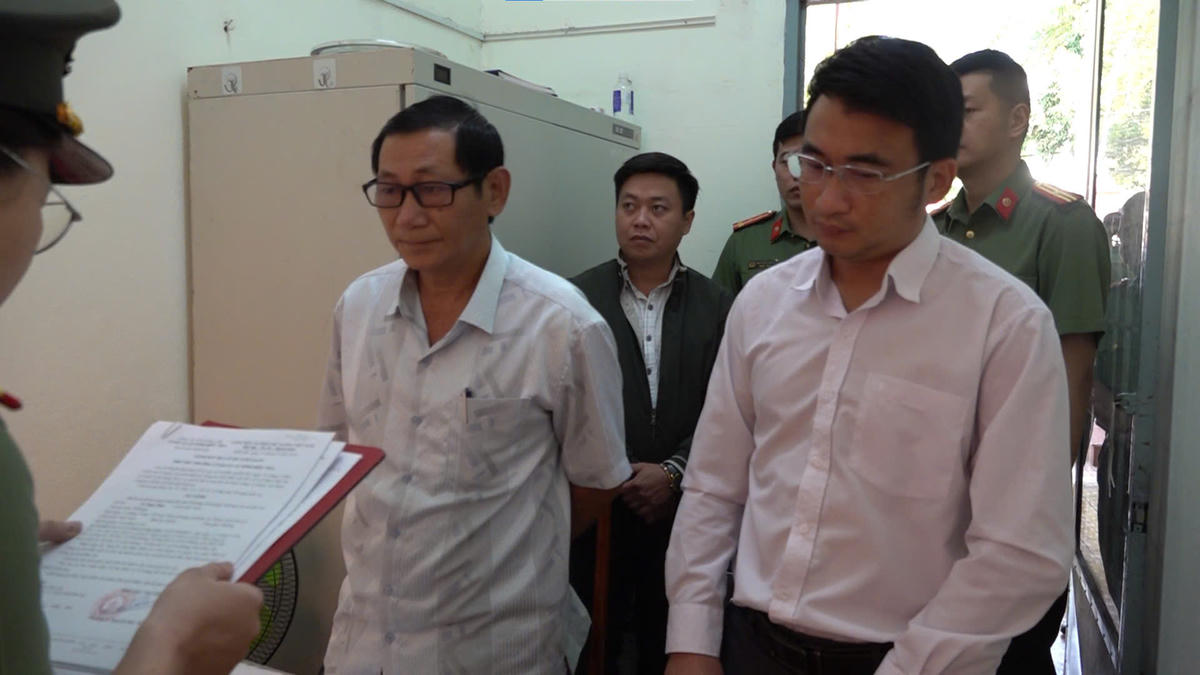 Lực lượng chức năng tống đạt các quyết định đối với ông Lê Ngọc Hậu. Ảnh:CA.