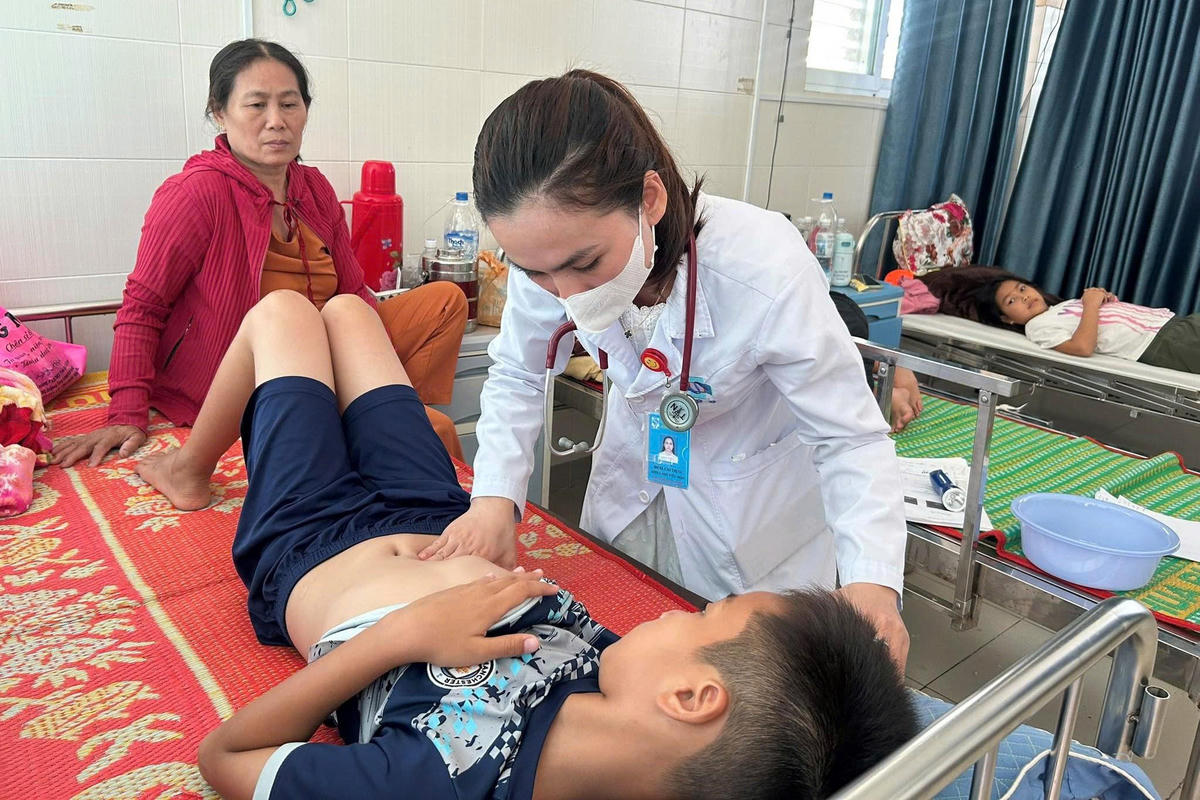 Một bệnh nhân nghi ngộ độc thực phẩm do ăn bánh mì đang được bác sĩ thăm khám. Ảnh: CV.