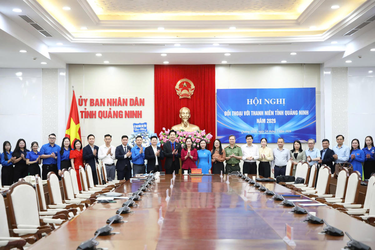 Các đại biểu dự hội nghị chụp ảnh lưu niệm.