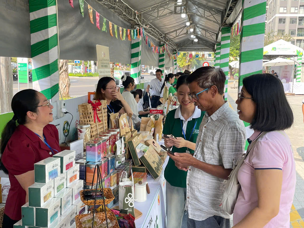 Người tiêu dùng tìm hiểu thông tin về sản phẩm xanh. Ảnh: S.X