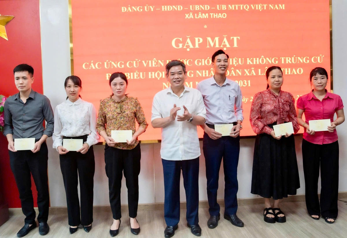 &nbsp;Bí thư Đảng ủy xã Lâm Thao Nguyễn Quang Anh trao quà và động viên, khích lệ những ứng viên không trúng cử HĐND xã vừa qua. Ảnh T.D