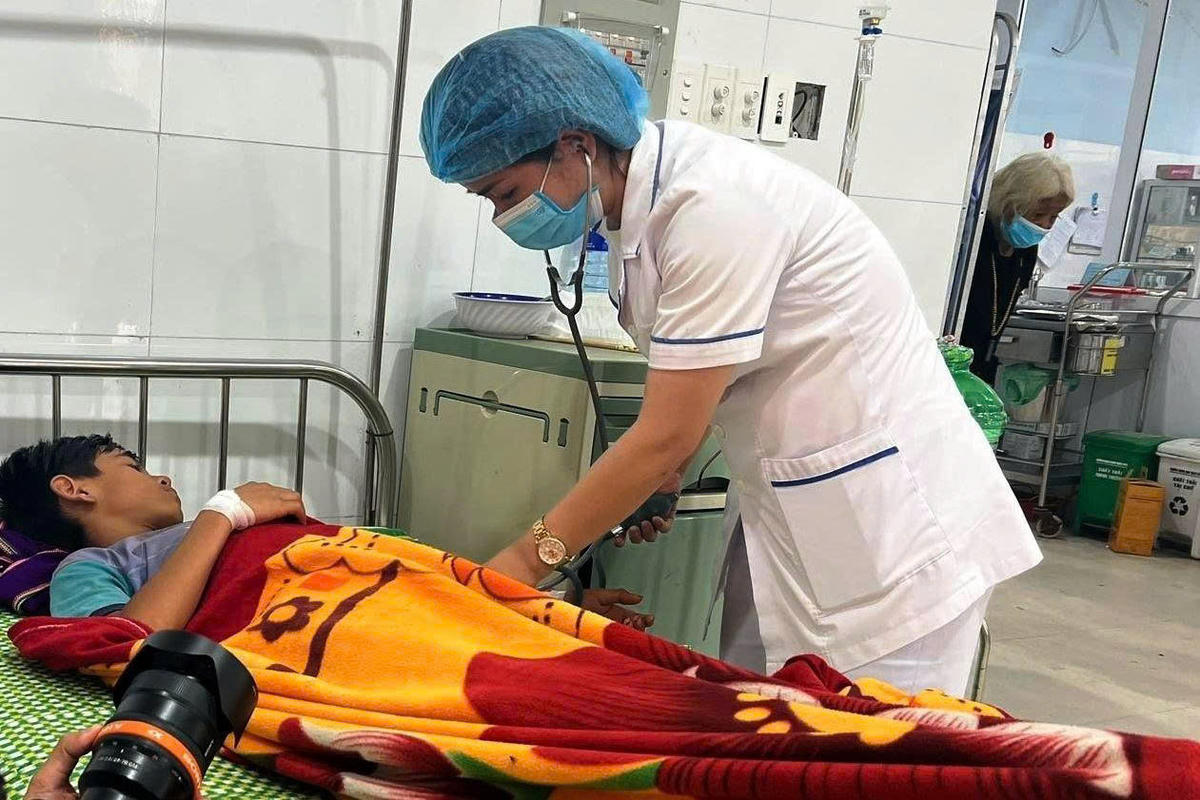 Một bệnh nhân bị ngộ độc thức ăn do cá ủ chua điều trị tại Bệnh viện đa khoa khu vực miền núi phía bắc Quảng Nam. Ảnh CV.