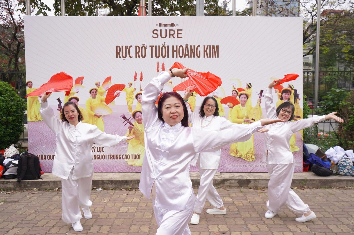 Cũng theo ban tổ chức, ở giai đoạn trung niên và cao tuổi, cơ thể và tinh thần có nhiều thay đổi ảnh hưởng đến chất lượng cuộc sống. Việc duy trì những hoạt động thể dục, dưỡng sinh phù hợp và chế độ ăn uống lành mạnh là bí quyết giúp người cao tuổi cải thiện sức khỏe, tăng cường dẻo dai, giữ tinh thần minh mẫn cũng như sống vui và tự tin hơn mỗi ngày.