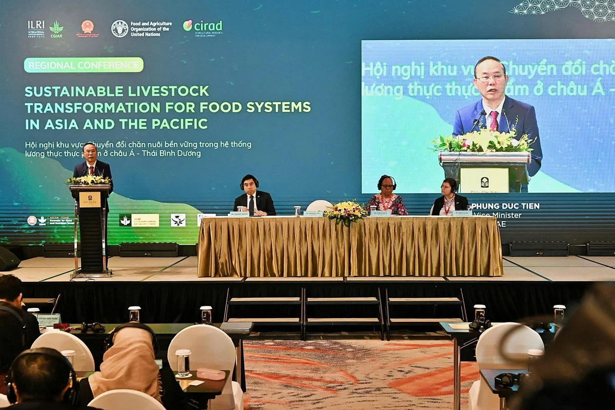 Thứ trưởng Bộ NNMT Phùng Đức Tiến phát biểu tại hội nghị. Ảnh: BT