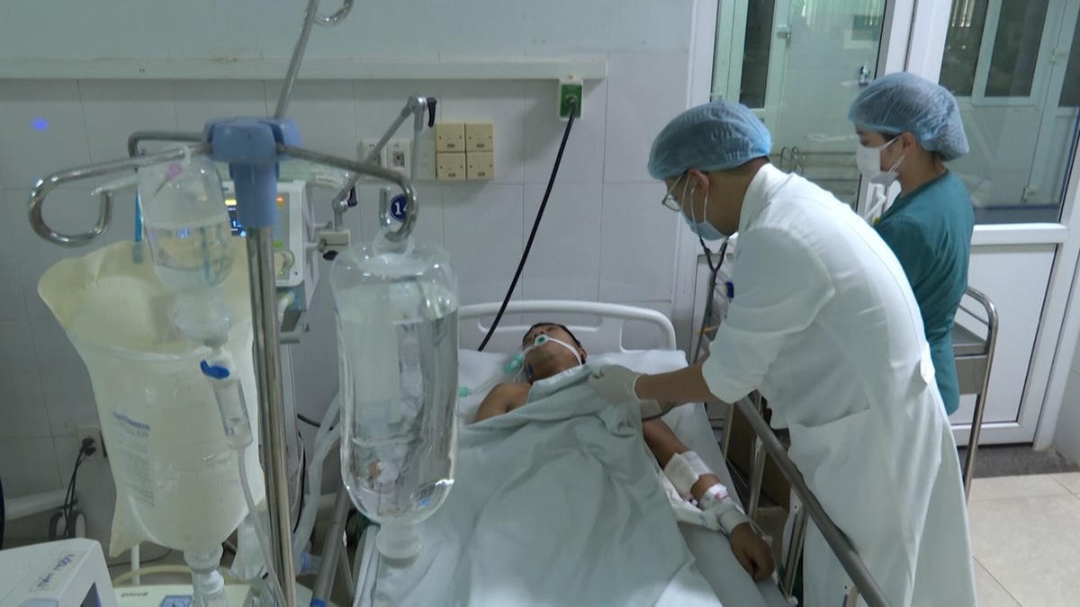 Các bác sĩ đang thăm khán cho bệnh nhân bị ngộ độc cá ủ chua. Ảnh: Cv.