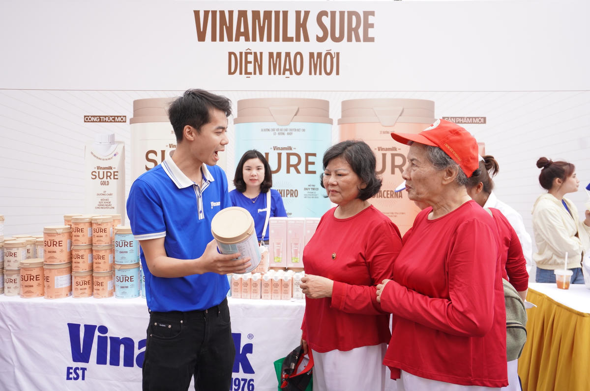 Bộ ba sản phẩm Vinamilk Sure được phát triển theo nhu cầu dinh dưỡng đặc thù của người trung và cao tuổi, phù hợp xu hướng chăm sóc sức khỏe chủ động ngày càng được quan tâm trong cộng đồng. Cụ thể, thực phẩm dinh dưỡng y học Sure Prevent Gold với 39 dưỡng chất hỗ trợ ăn ngon, cải thiện giấc ngủ; Thực phẩm dinh dưỡng y học Sure Diecerna cung cấp 37 dưỡng chất, công thức GI (chỉ số đường huyết) thấp dành cho người tiểu đường và tiền tiểu đường; và Thực phẩm bổ sung Sure CanxiPro – sữa dinh dưỡng ít béo chứa 36 dưỡng chất, bổ sung bộ chất chuyên biệt cho hệ cơ xương khớp.