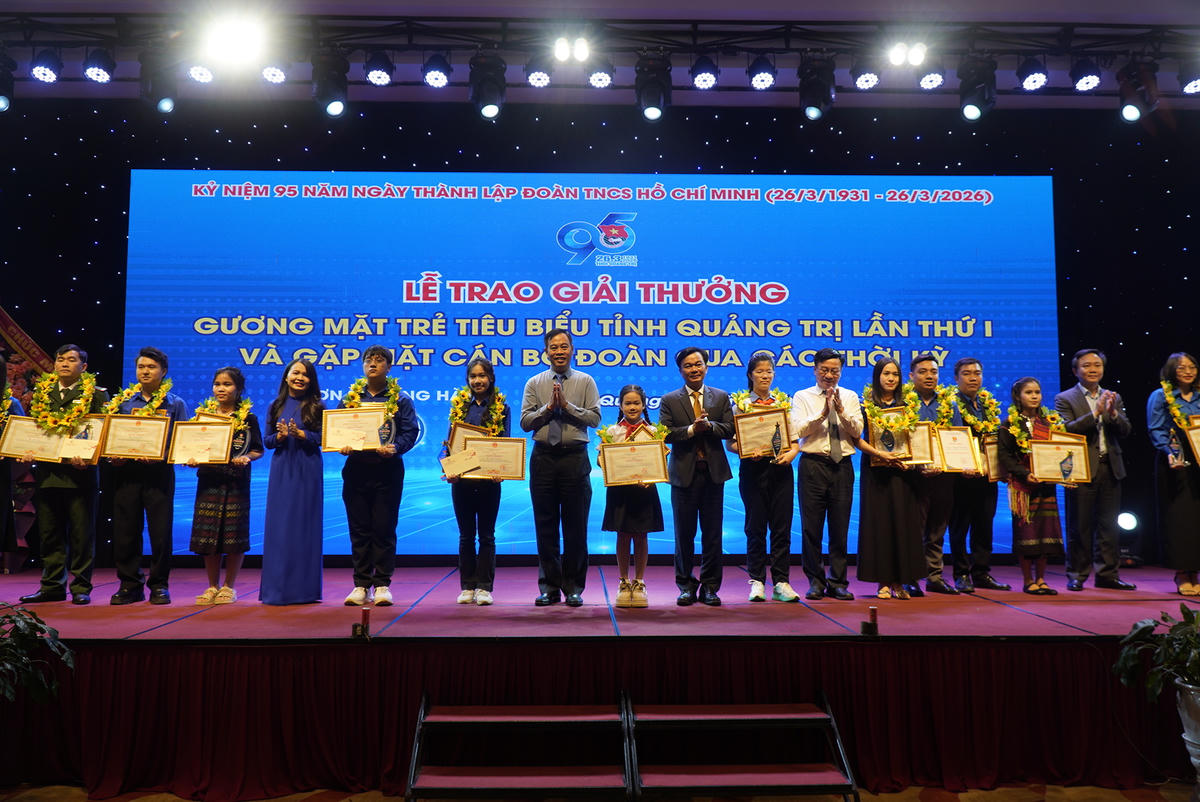 Ông Nguyễn Đăng Quang, Phó Bí thư Tỉnh ủy, Chủ tịch HĐND tỉnh; ông Nguyễn Chiến Thắng, Phó Bí thư Tỉnh ủy, Chủ tịch Ủy ban Mặt trận Tổ quốc Việt Nam tỉnh Quảng Trị và các đại biểu trao tặng giải thưởng Gương mặt trẻ tiêu biểu năm 2026 cho 20 thanh, thiếu niên trên địa bàn tỉnh Quảng Trị. Ảnh: NP.