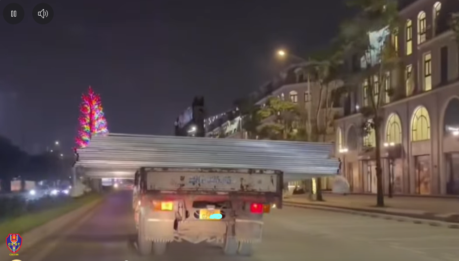 Phương tiện chở hàng vượt quá chiều rộng thùng xe gây mất an toàn cho người tham gia giao thông.