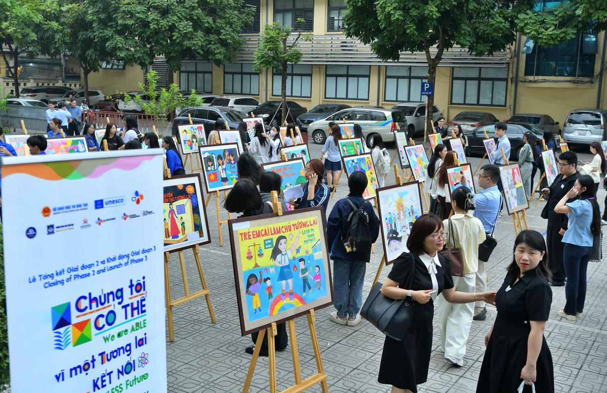 Không gian trưng bày đã thu hút sự quan tâm của công chúng, đặc biệt các bạn trẻ.