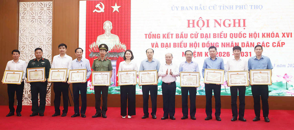 Chủ tịch Ủy ban Bầu cử tỉnh Phú Thọ, ông Bùi Đức Hinh, trao tặng Bằng khen của Chủ tịch UBND tỉnh cho các cá nhân, đơn vị có thành tích xuất sắc trong công tác bầu cử. Ảnh: CTV.