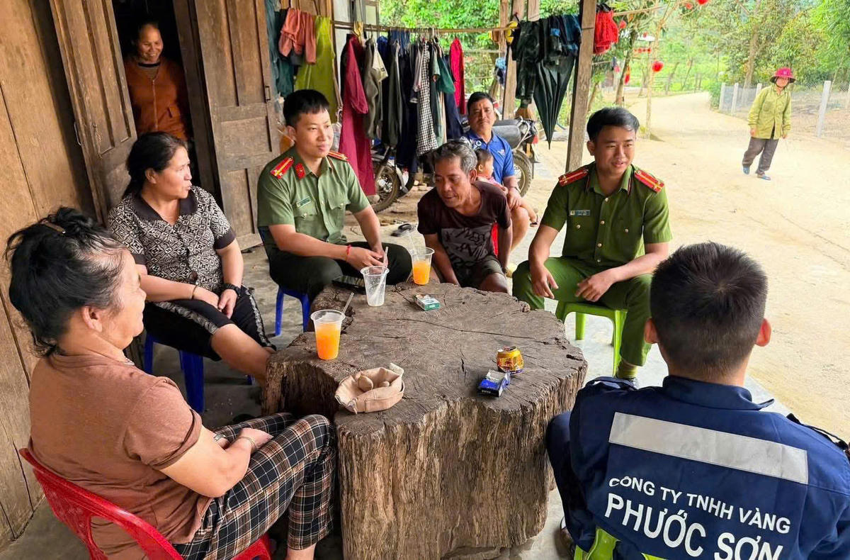 Lực lượng Công an xã Phước Năng tuyên truyền người dân về phòng chống không bệnh cá u chua. Ảnh: CA xã Phước Năng.