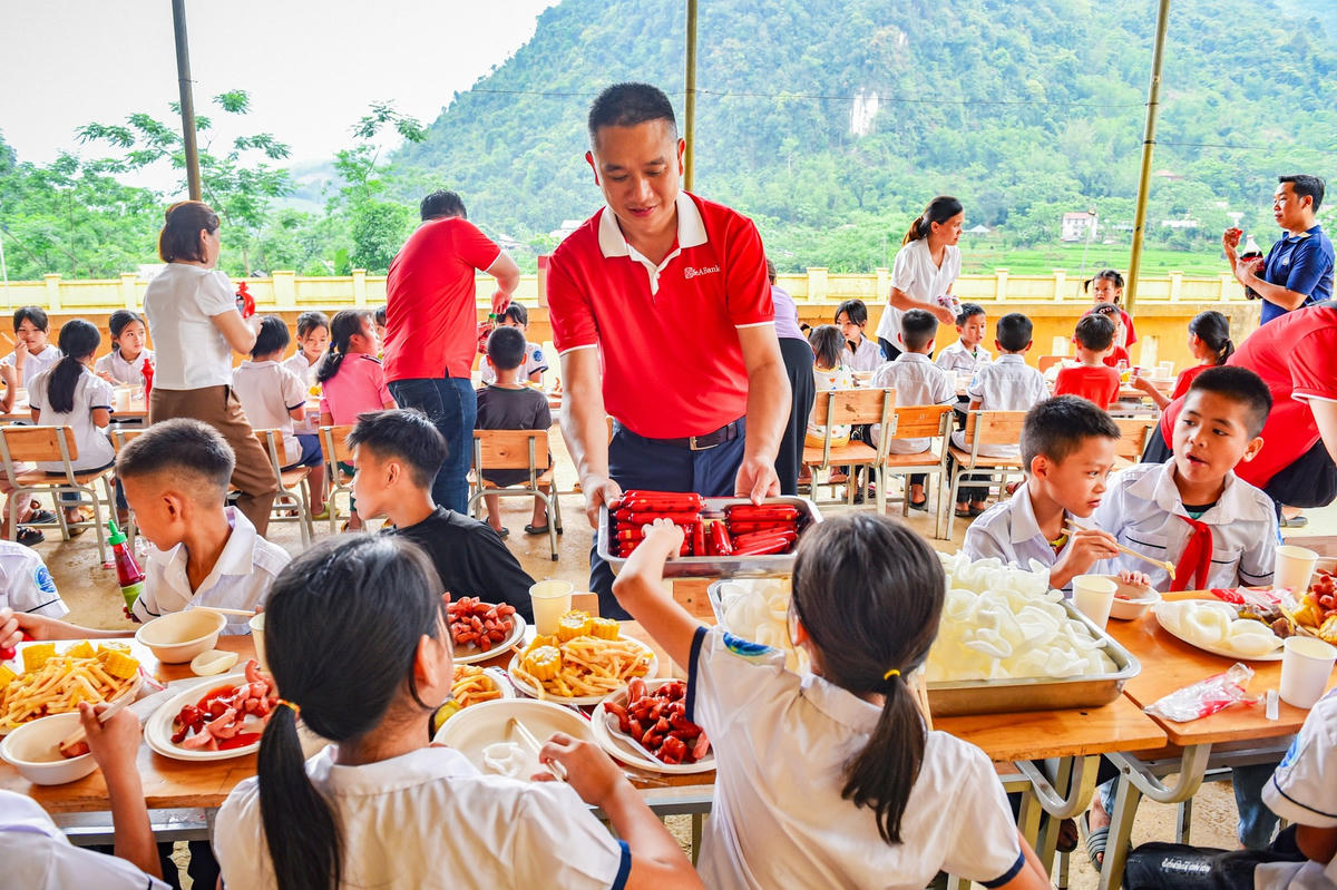 Hoạt động “Nấu ăn cho em - buffet 0 đồng” nhận được sự hưởng ứng tích cực từ các em học sinh