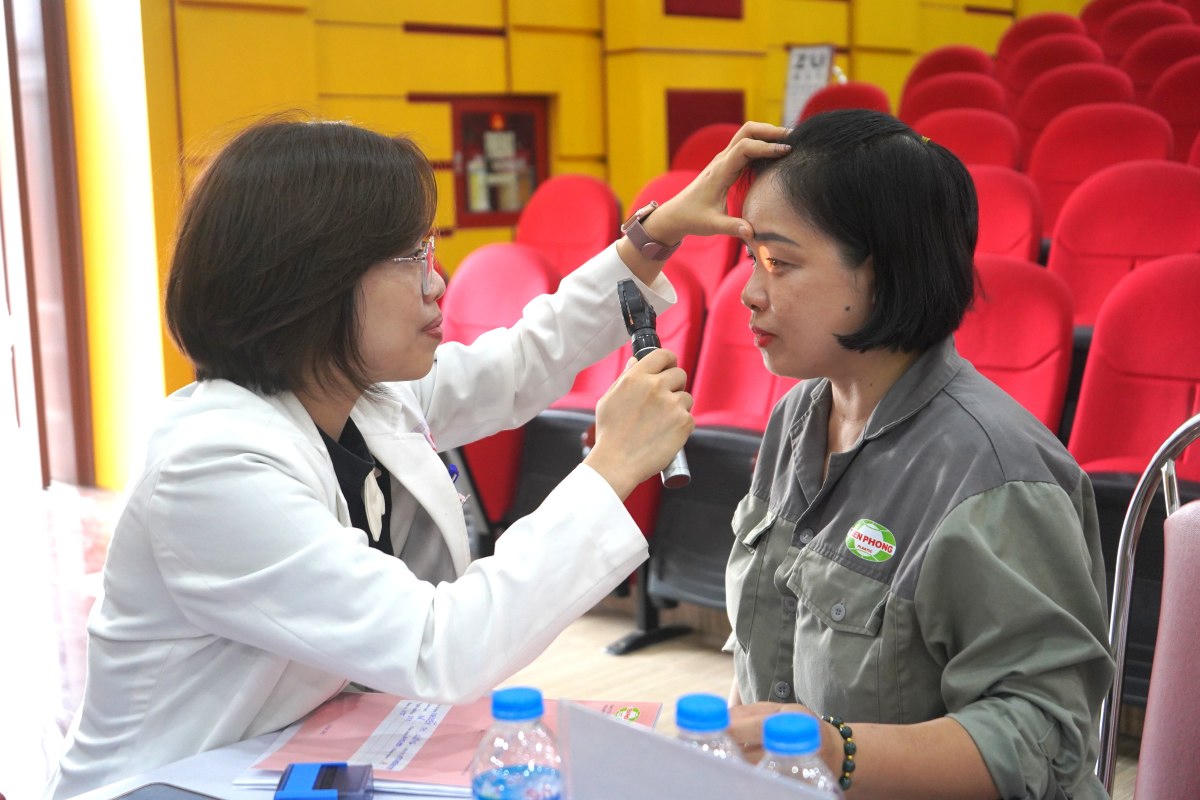 Các bác sĩ Bệnh viện Kiến An tiến hành khám mắt cho người lao động.