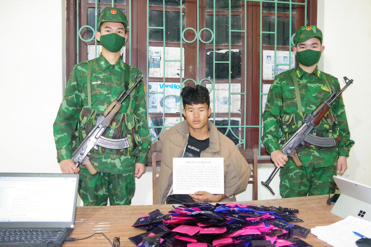 Đối tượng cùng tang vật thu giữ. Ảnh: BĐBP