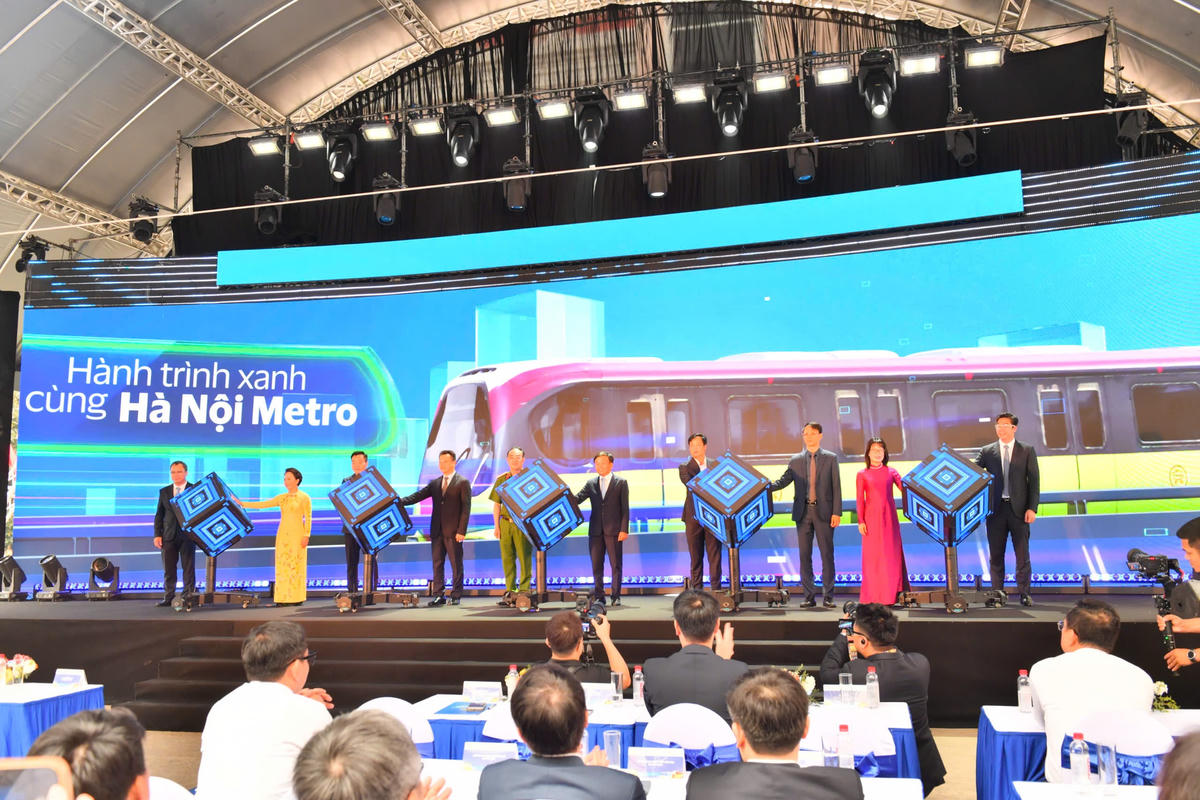 Các đại biểu cùng thực hiện nghi thức kích hoạt Hệ thống soát vé tự động ứng dụng định danh sinh trắc học và thanh toán không dùng tiền mặt trên tuyến đường sắt đô thị Hà Nội