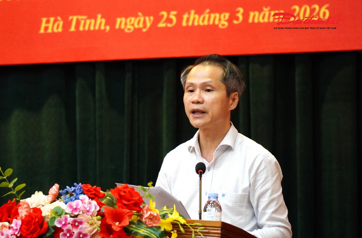 Phó Trưởng ban Tuyên giáo và Dân vận Tỉnh ủy Hà Tĩnh Lê Văn Khánh báo cáo chuẩn bị kỷ niệm 120 năm Ngày sinh Tổng Bí thư Hà Huy Tập. Ảnh: HN.