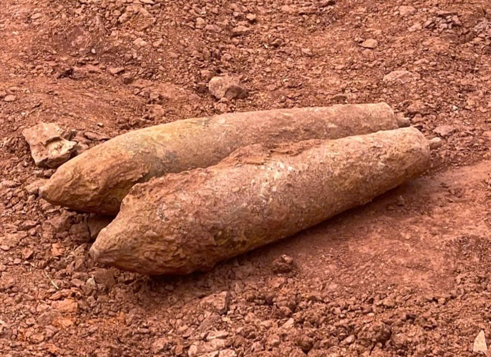 Hai quả bom có kích thước lớn được người dân phát hiện trong quá trình thi công hạ cốt nền.&nbsp;