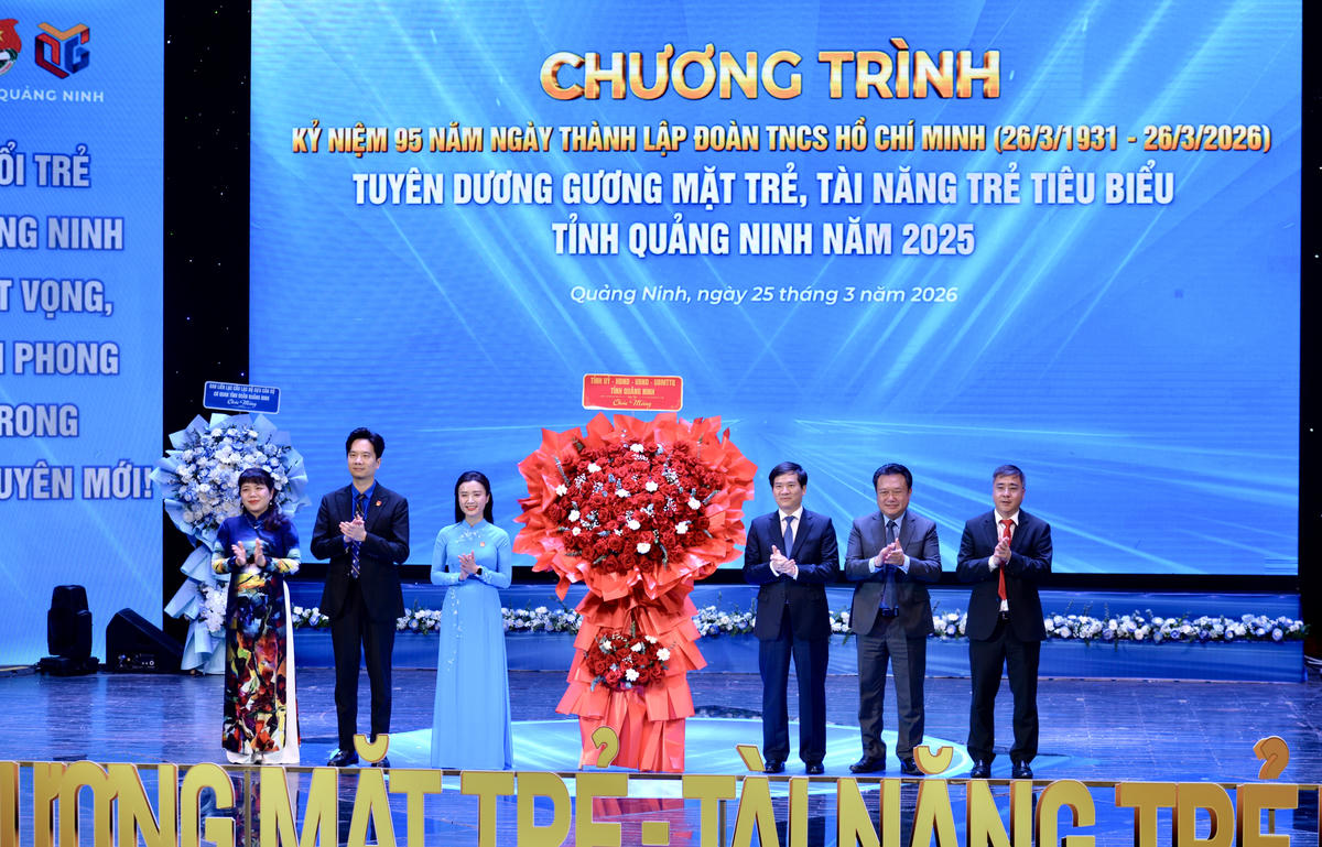 Nhân dịp kỷ niệm 95 năm ngày thành lập Đoàn TNCS Hồ Chí Minh, Tỉnh ủy - HĐND - UBND - Ủy ban MTTQ tỉnh Quảng Ninh tặng hoa chúc mừng các thế hệ cán bộ Đoàn, các cấp bộ Đoàn cùng toàn thể đoàn viên, thanh thiếu nhi trong toàn tỉnh.