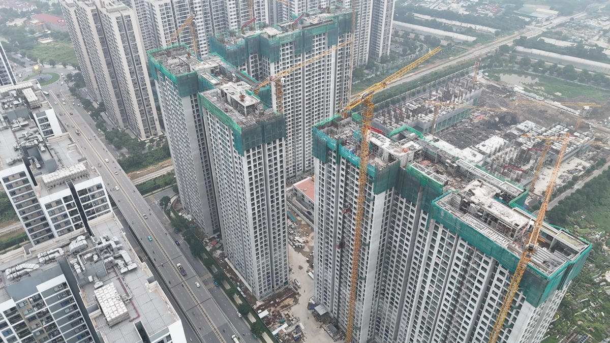 Hàng loạt toà chung cư đang xây dựng tại dự án khu đô thị sát đại lộ Thăng Long. Ảnh: H.G