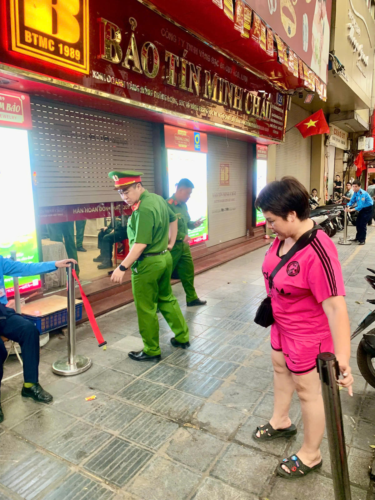 Công an phường Hai Bà Trưng căng dây hỗ trợ lực lượng chức năng làm việc.