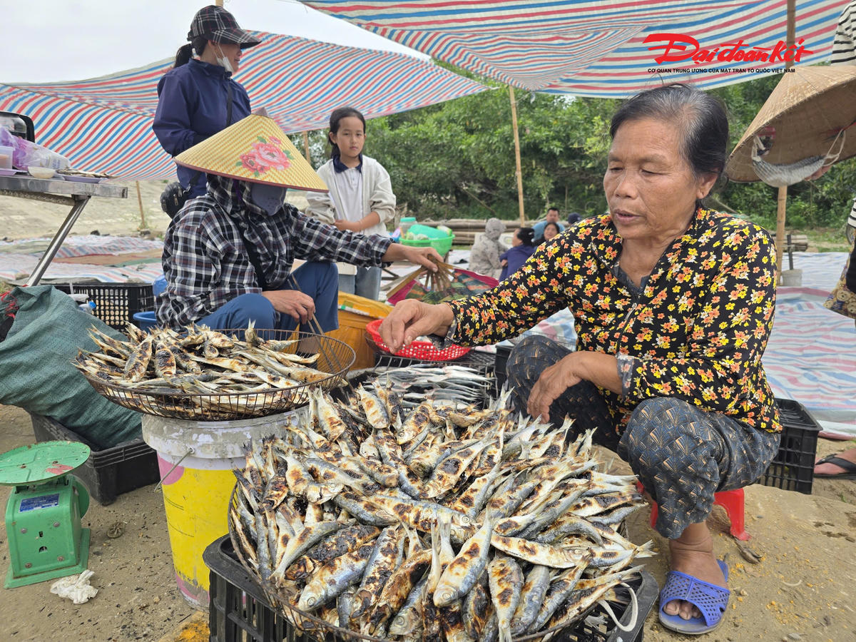 Nghệ An: Món cá trích nướng ăn ngay tại bờ biển 'gây sốt' mạng xã hội