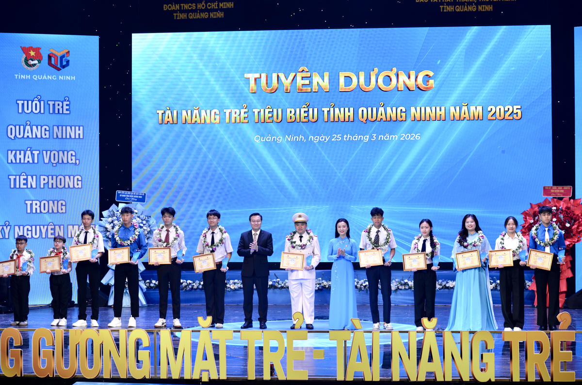 Phó Chủ tịch Ủy ban MTTQ Việt Nam tỉnh, Bí thư Tỉnh đoàn Quảng Ninh Nguyễn Phương Thảo và Giám đốc Báo và Phát thanh Truyền hình Quảng Ninh Nguyễn Thế Lãm  tuyên dương, khen thưởng các tài năng trẻ tiêu biểu tỉnh Quảng Ninh năm 2025.