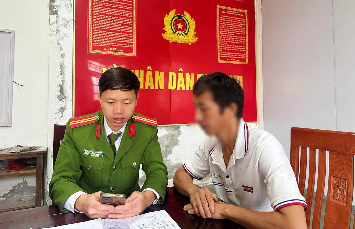 Anh L.B.N. được công an xã Na Ngoi giải thích, khuyến cáo để tránh bị lừa đảo.