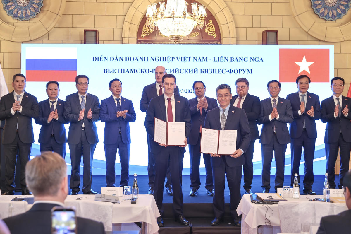 Thủ tướng Chính phủ Phạm Minh Chính chứng kiến trao văn kiện hợp tác giữa doanh nghiệp hai nước Việt Nam - Liên bang Nga trong lĩnh vực dầu khí - Ảnh: VGP/Nhật Bắc