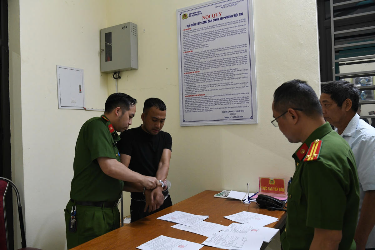 Công an tỉnh Phú Thọ thi hành Lệnh bắt người bị giữ trong trường hợp khẩn cấp đối với Đàm Duy Khanh. Ảnh: Công an tỉnh Phú Thọ.