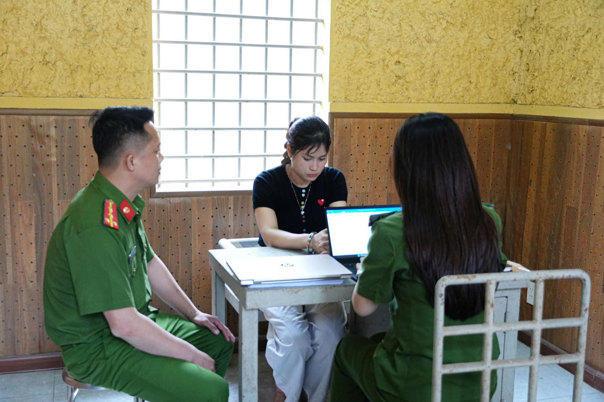 Công an tỉnh Phú Thọ thi hành Lệnh giữ người trong trường hợp khẩn cấp đối với Nguyễn Thị Điệp. Ảnh: Công an tỉnh Phú Thọ.