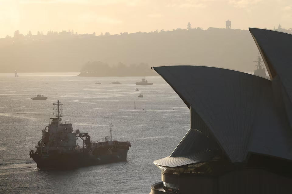 Một tàu chở dầu đi ngang qua Nhà hát Opera Sydney, Australia. Nguồn: Reuters.