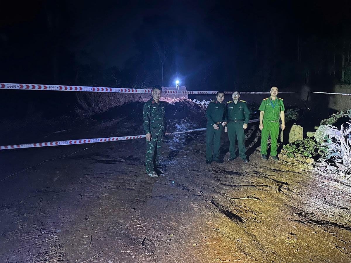 Lực lượng chức năng bảo vệ hiện trường, đảm bảo an toàn cho người dân.