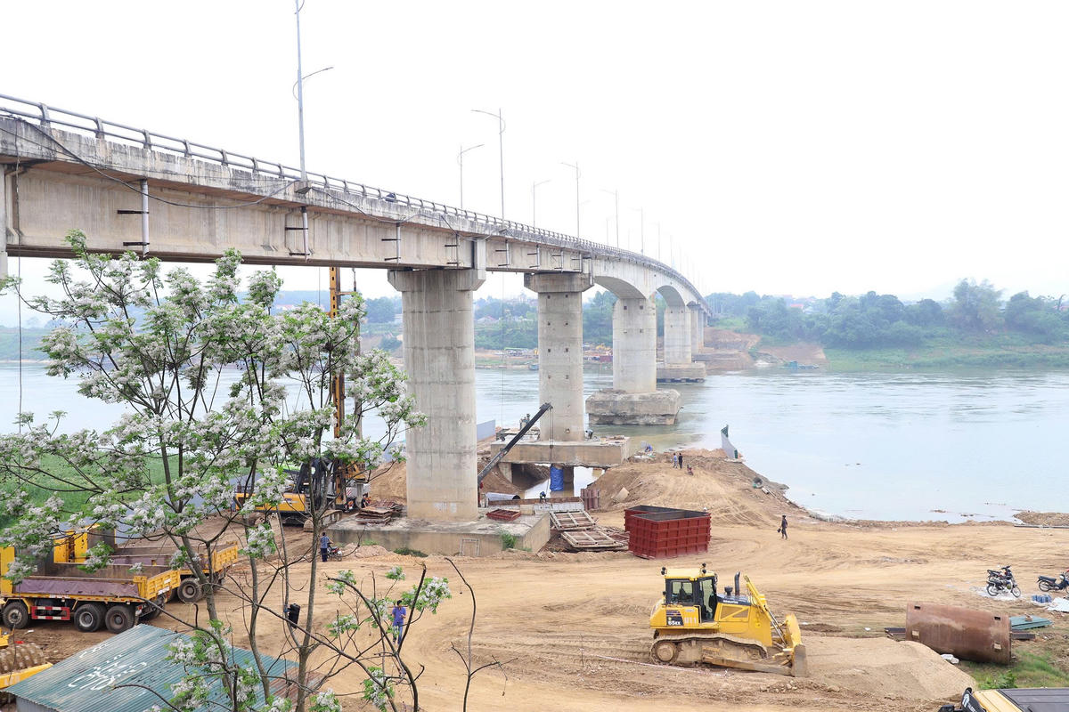Thi công sửa chữa cầu Sông Lô có nhiều hạng mục đòi hỏi kỹ thuật phức tạp. Ảnh: Đinh Vũ