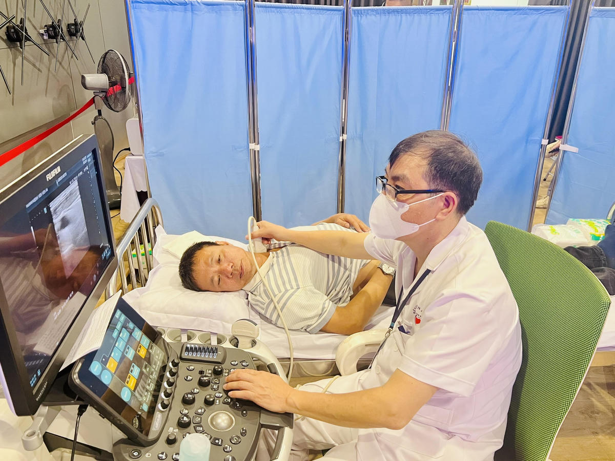 Bác sĩ Bệnh viện Kiến An thực hiện siêu âm cho người lao động Công ty Cổ phần Nhựa Thiếu niên Tiền Phong trong sáng 25/3.